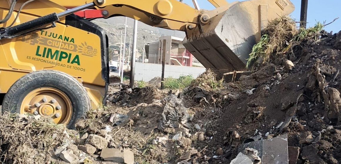 Tijuana limpia calles y retira basura en tres delegaciones