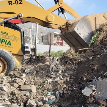 Tijuana limpia calles y retira basura en tres delegaciones