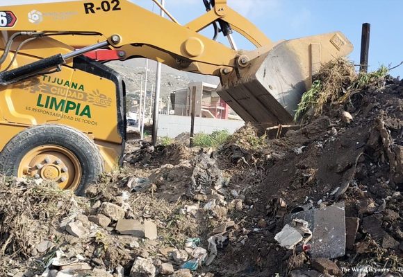 Tijuana limpia calles y retira basura en tres delegaciones