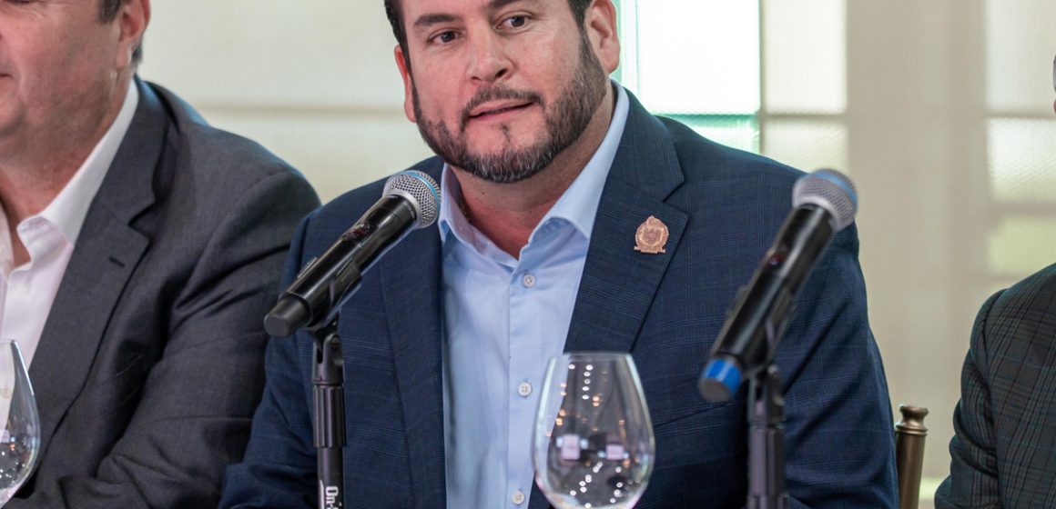 2 Recibe Burgueño a comitiva de California