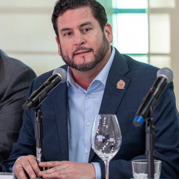 Recibe Burgueño a comitiva de California