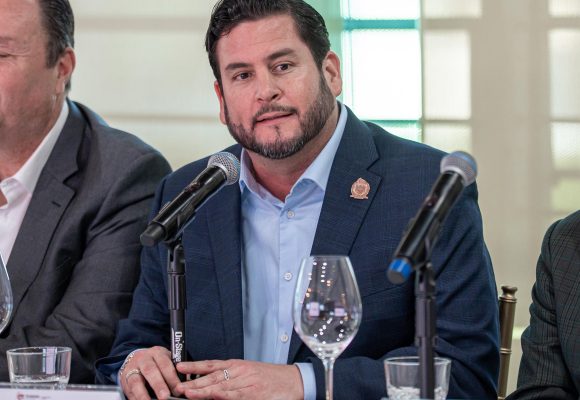 Recibe Burgueño a comitiva de California