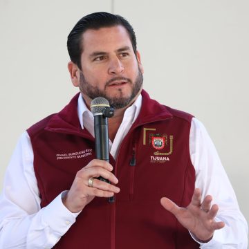2 Entrega Burgueño material a primaria municipal