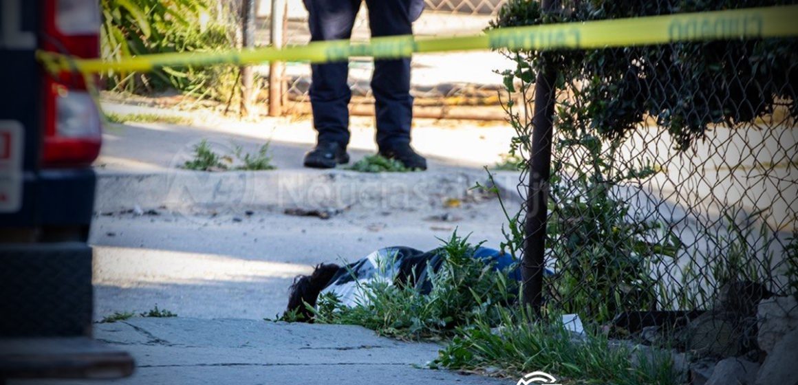 Asesinan a balazos a joven en Hacienda Las Fuentes; se acercan, conversan y le disparan