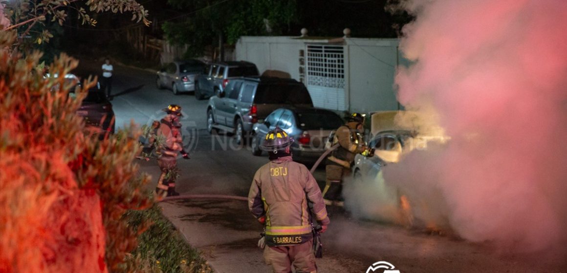 Camioneta queda reducida a cenizas tras incendio en la colonia Alemán