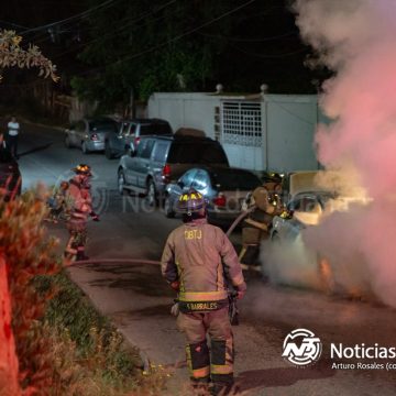 Camioneta queda reducida a cenizas tras incendio en la colonia Alemán
