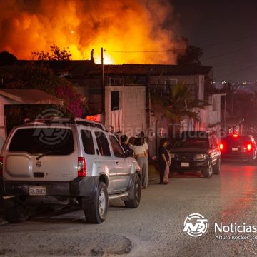 Fuego devora dos casas en Buenos Aires Norte; rescatan a una mascota entre el humo