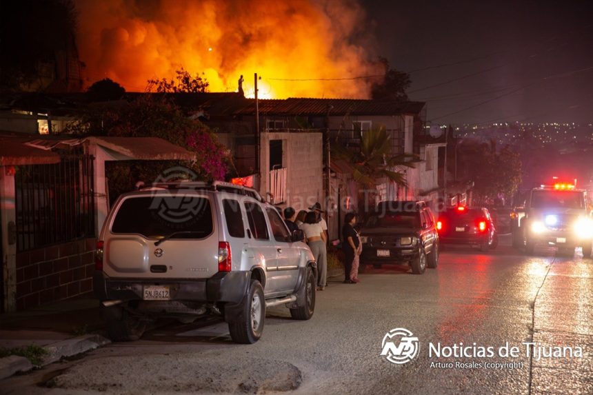 Fuego devora dos casas en Buenos Aires Norte; rescatan a una mascota entre el humo