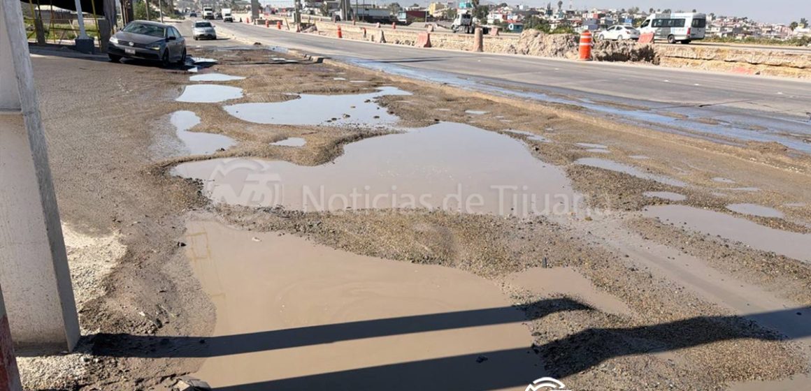 Fugas de aguas negras afectan acceso a Residencial del Bosque