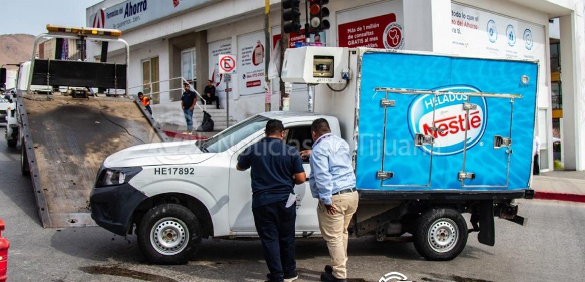 Conductor a bordo de camión Nestlé termina en volcadura