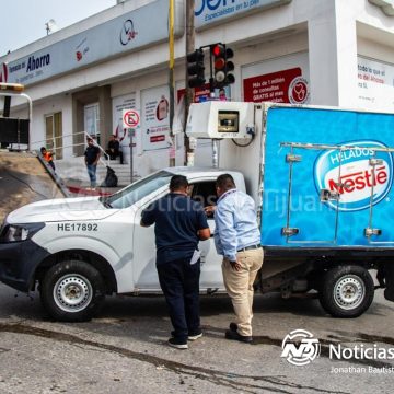 Conductor a bordo de camión Nestlé termina en volcadura