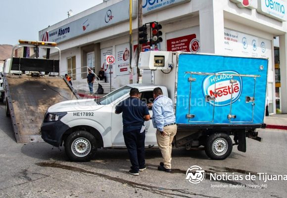 Conductor a bordo de camión Nestlé termina en volcadura