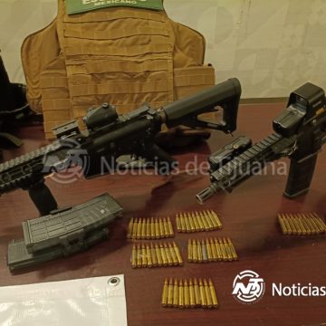 Operativo en Tijuana deja aseguramiento de armas largas, cargadores y equipo táctico
