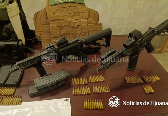 Operativo en Tijuana deja aseguramiento de armas largas, cargadores y equipo táctico