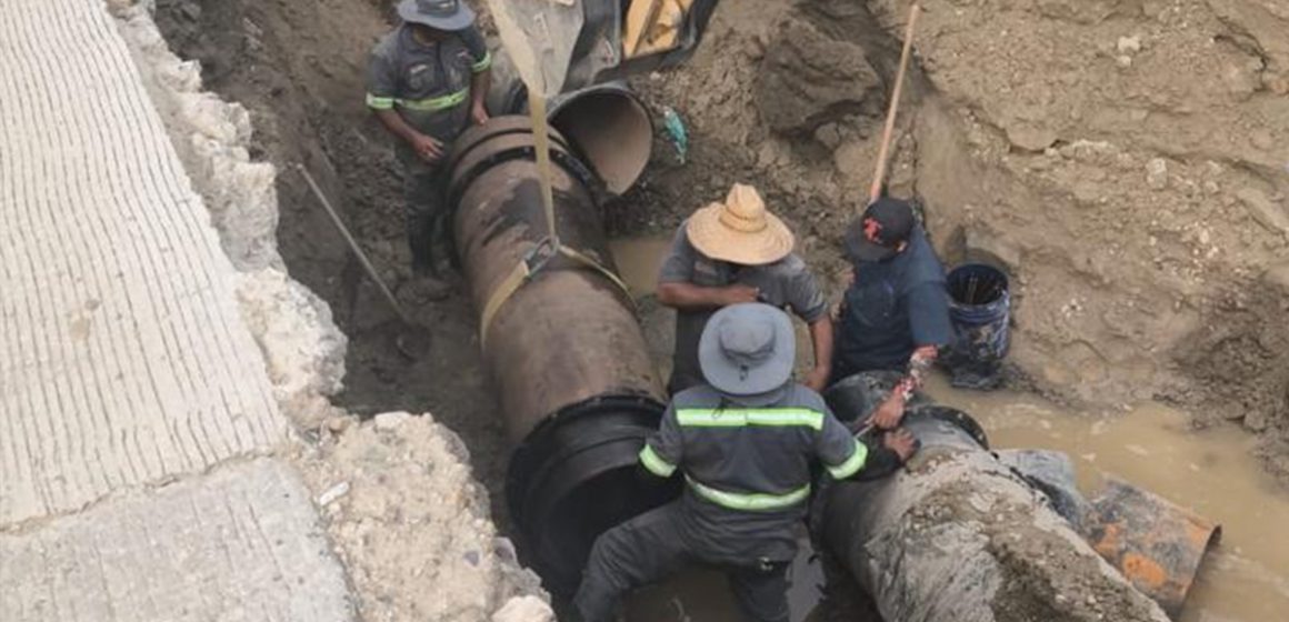Fuga en acueducto provoca fuerte salida de agua durante reparación en el bulevar 2000