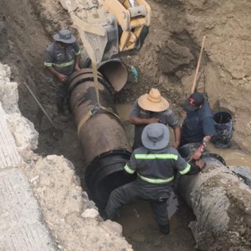 Fuga en acueducto provoca fuerte salida de agua durante reparación en el bulevar 2000