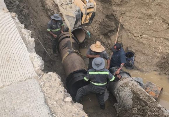Fuga en acueducto provoca fuerte salida de agua durante reparación en el bulevar 2000