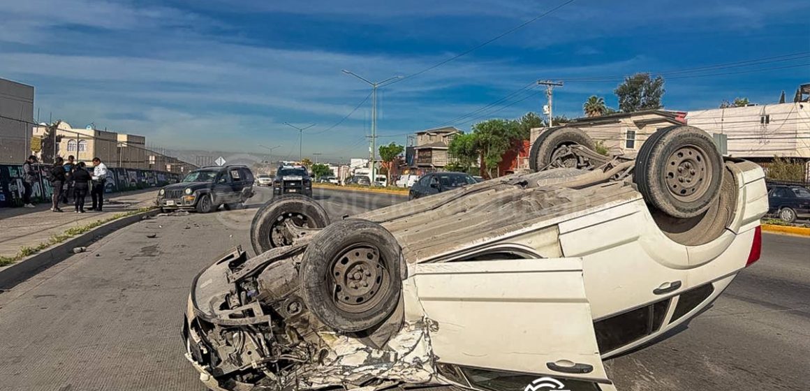 Mujer a bordo de una Dodge provoca choque y termina en volcadura