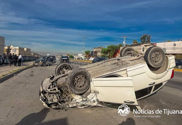 Mujer a bordo de una Dodge provoca choque y termina en volcadura