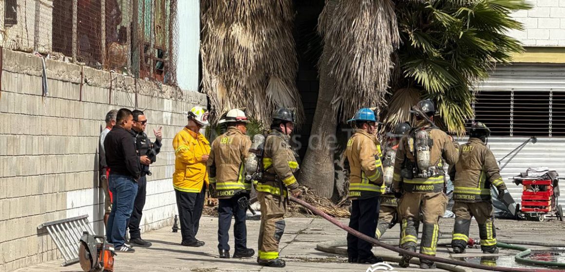 Incendio en almacén moviliza a bomberos en la Zona Norte