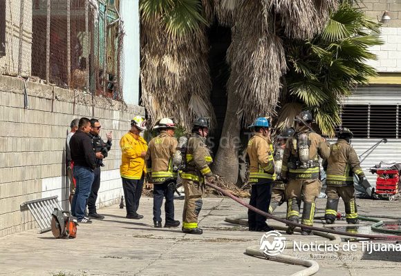 Incendio en almacén moviliza a bomberos en la Zona Norte