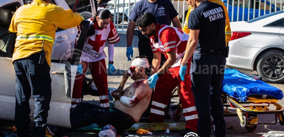 Se estrella contra poste en Baja Maq El Águila y queda gravemente herido
