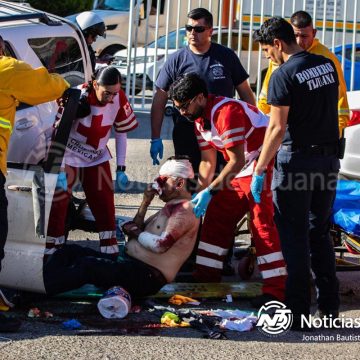Se estrella contra poste en Baja Maq El Águila y queda gravemente herido