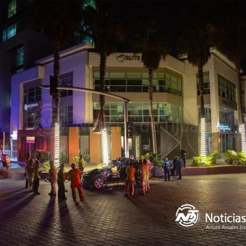 Mujer queda prensada en glorieta Lincoln; fue rescatada con “quijadas de la vida”