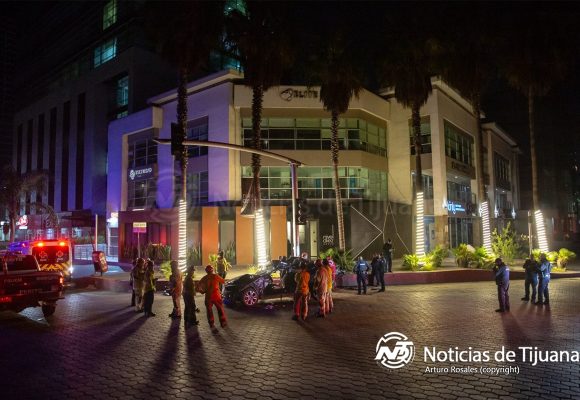 Mujer queda prensada en glorieta Lincoln; fue rescatada con “quijadas de la vida”