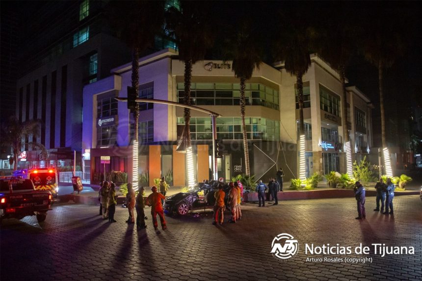 Mujer queda prensada en glorieta Lincoln; fue rescatada con “quijadas de la vida”