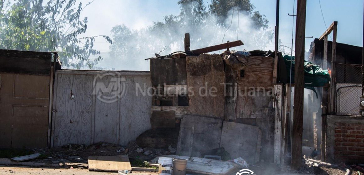 Incendio consume dos viviendas de madera en la colonia Buenos Aires