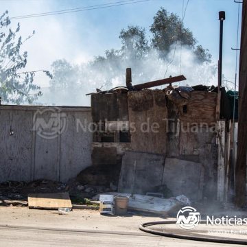 Incendio consume dos viviendas de madera en la colonia Buenos Aires