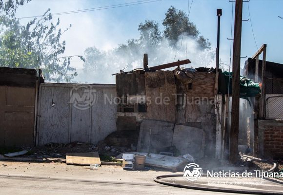 Incendio consume dos viviendas de madera en la colonia Buenos Aires