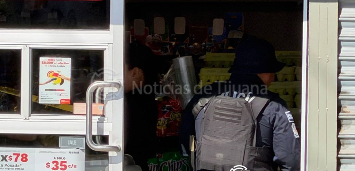 Asaltan tienda Oxxo en Real de San Francisco; ladrón espero a que abrieran las puertas