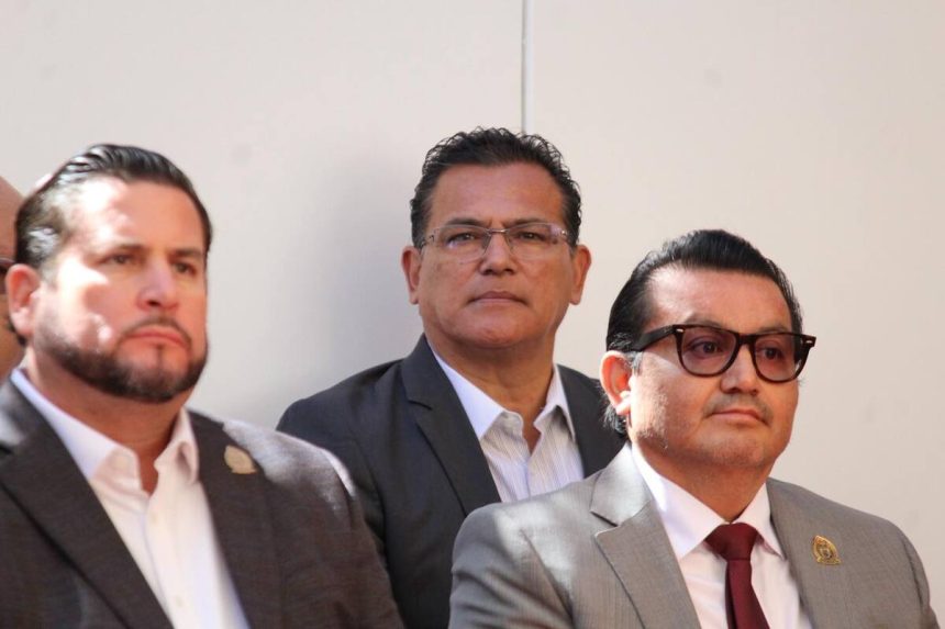 Arturo Aguirre acompaña a Ismael Burgueño en ceremonia por el primer Ayuntamiento de Tijuana