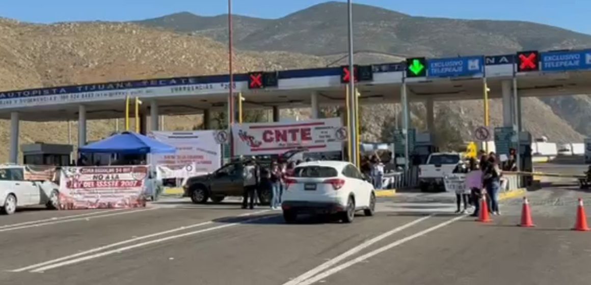 Continúa CNTE protestas con bloqueos y liberación de caseta en Baja California
