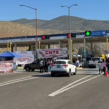 Continúa CNTE protestas con bloqueos y liberación de caseta en Baja California
