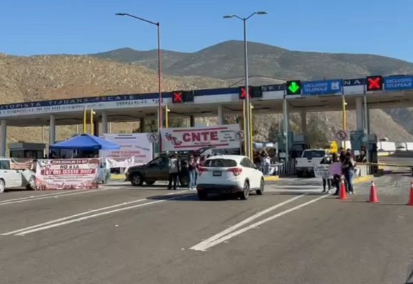 Continúa CNTE protestas con bloqueos y liberación de caseta en Baja California