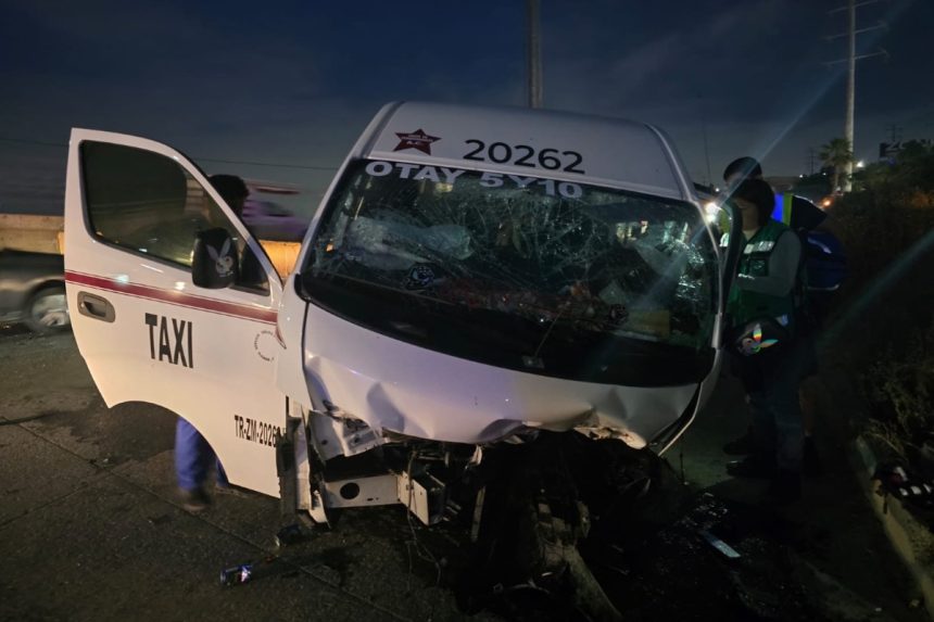 Taxi se impacta en Libramiento; conductor habría estado ebrio