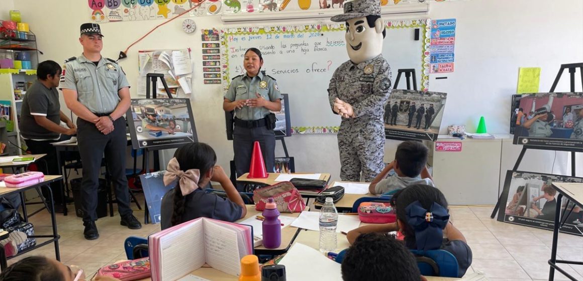 Alertan a estudiantes sobre riesgos en videojuegos y redes sociales