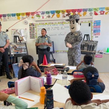 Alertan a estudiantes sobre riesgos en videojuegos y redes sociales