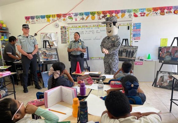 Alertan a estudiantes sobre riesgos en videojuegos y redes sociales