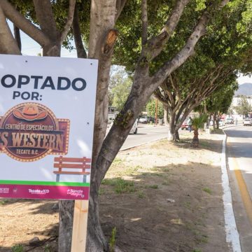 Centro de Espectáculos SS Western adopta camellón en Tecate