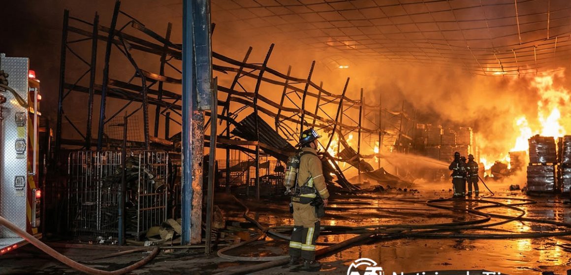 ggg Incendio en recicladora moviliza a bomberos en Granjas Familiares