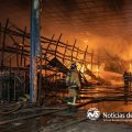 Incendio en recicladora moviliza a bomberos en Granjas Familiares