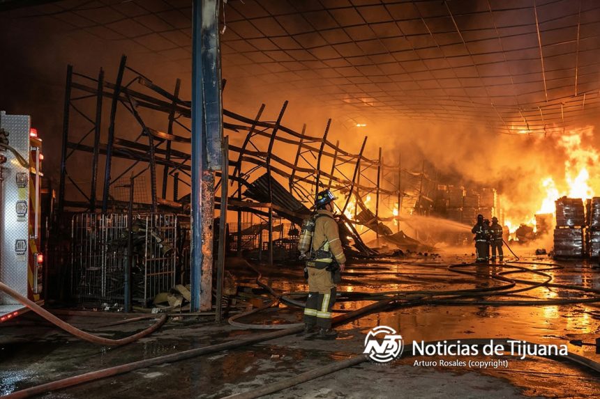 Incendio en recicladora moviliza a bomberos en Granjas Familiares