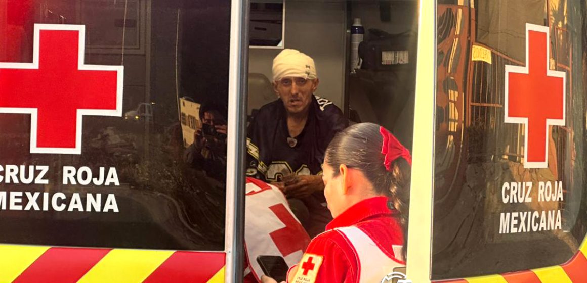 Bomberos rescatan a ciclista que cayó a canalización