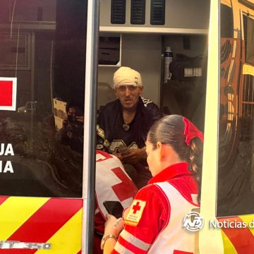 Bomberos rescatan a ciclista que cayó a canalización