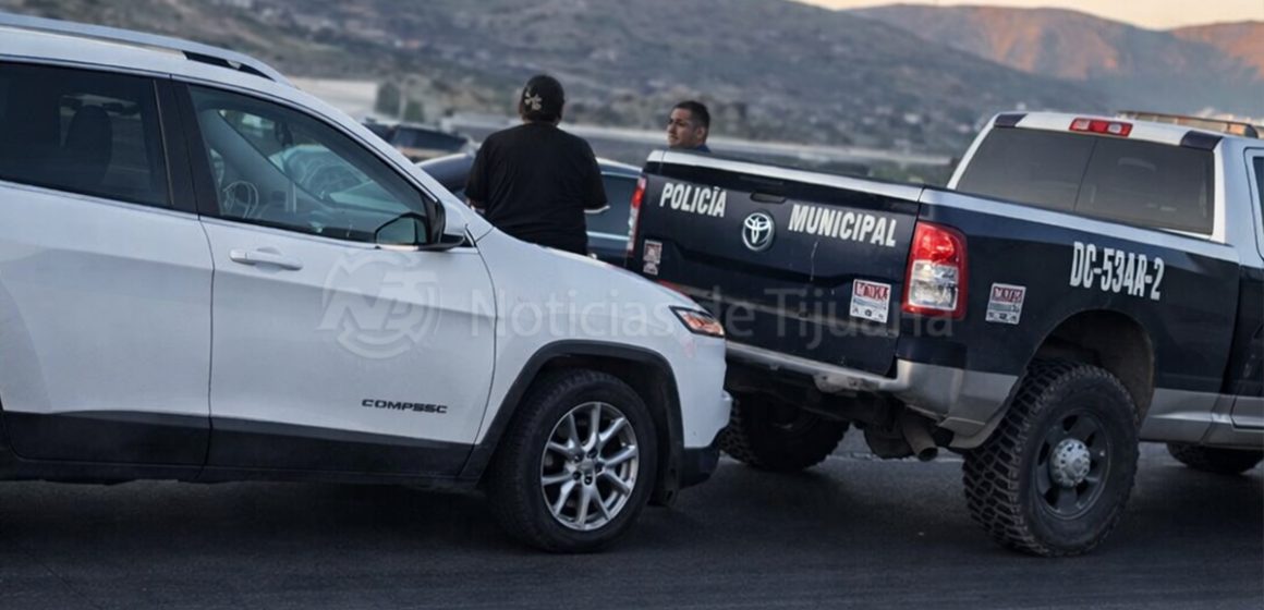 Le da “besito” a patrulla y provoca tráfico sobre el bulevar 2000