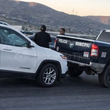 Le da “besito” a patrulla y provoca tráfico sobre el bulevar 2000